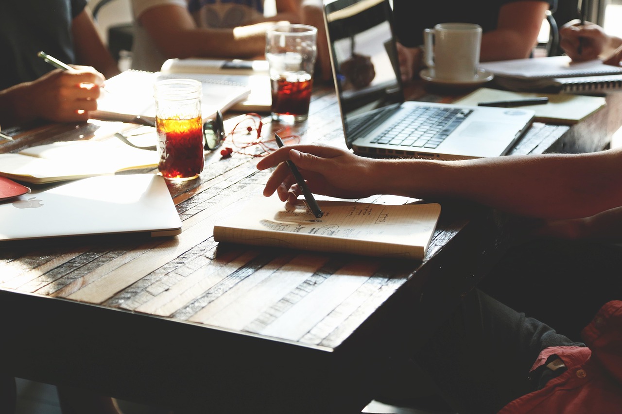 Réunion d'équipe illustrant la collaboration entre consultant et entreprise cliente en portage salarial